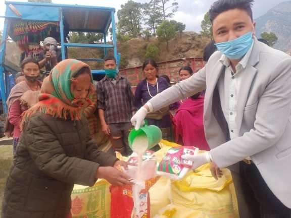 विपन्नलाई दिएको राहतमा मनपरीः कागजमा ३० किलो, दिइयो ७ किलो मात्रै