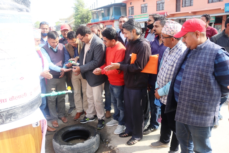 धनगढीका मुख्य चोक र बसपार्कमा सर्वसाधारणलाई हात धुन साबुन पानी
