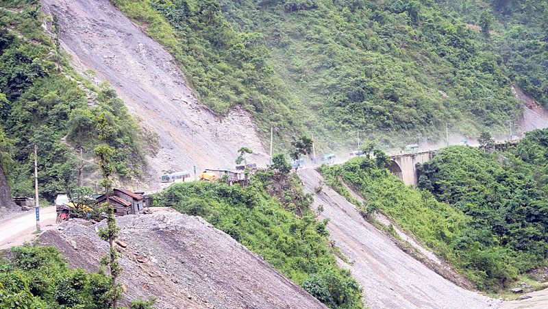 पहिरो खस्यो नारायणगढ मुग्लिन सडकखण्डमा