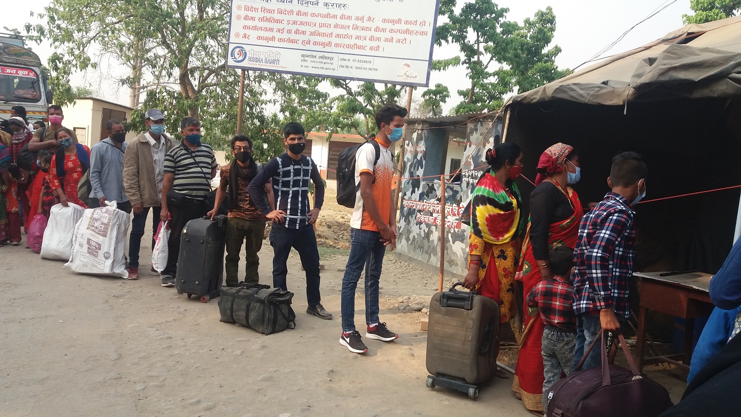 बिसु पर्व  नयाँ वर्ष  मनाउन कोरोना कहरबीच घर फर्किनेको लर्को