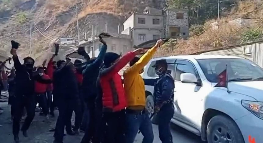 अनेरास्ववियूले देखायो मन्त्री ठगुन्नालाई  कालो झण्डा