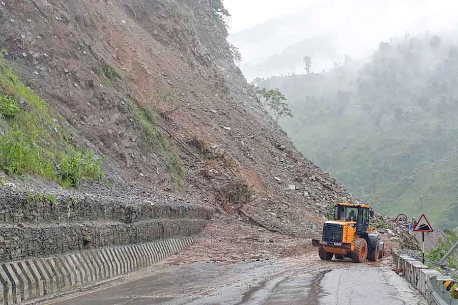 नारायणगढ–मुग्लिन सडक,  अवरुद्ध, ठाउँठाउँमा पहिरो