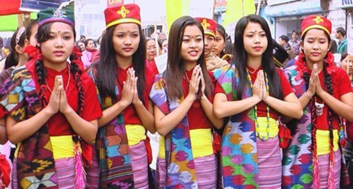 हर्षोल्लासपूर्वक सोनाम ल्होसार मनाउँदै