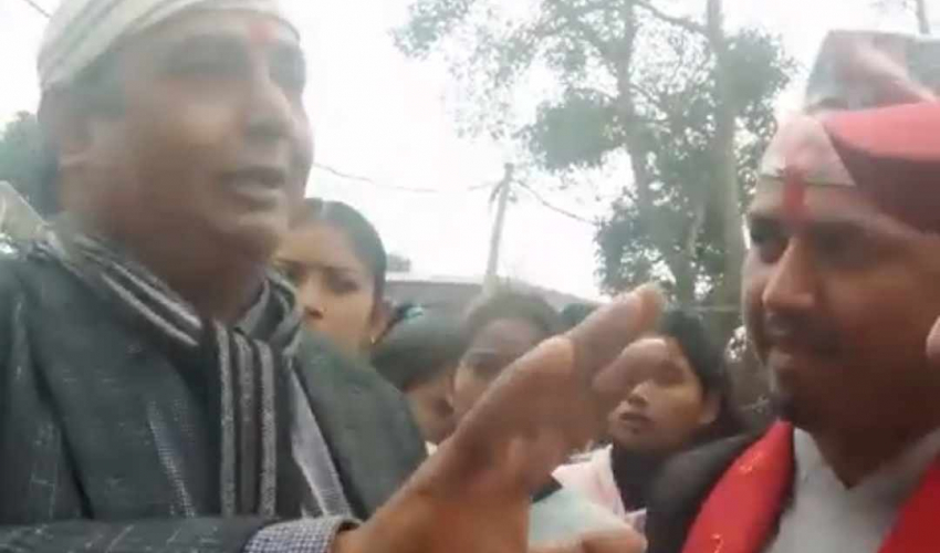 शिक्षकद्धारा काँप्दै गरेकी एक विद्यार्थीमाथि कुटपिट