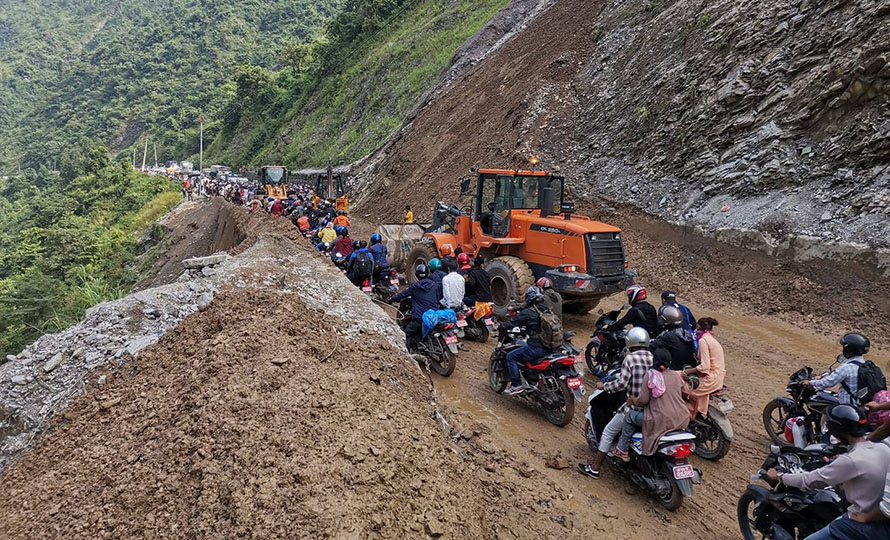 पहिरोका कारण मुग्लिन-नारायणगढ सडक खण्ड ठप्प