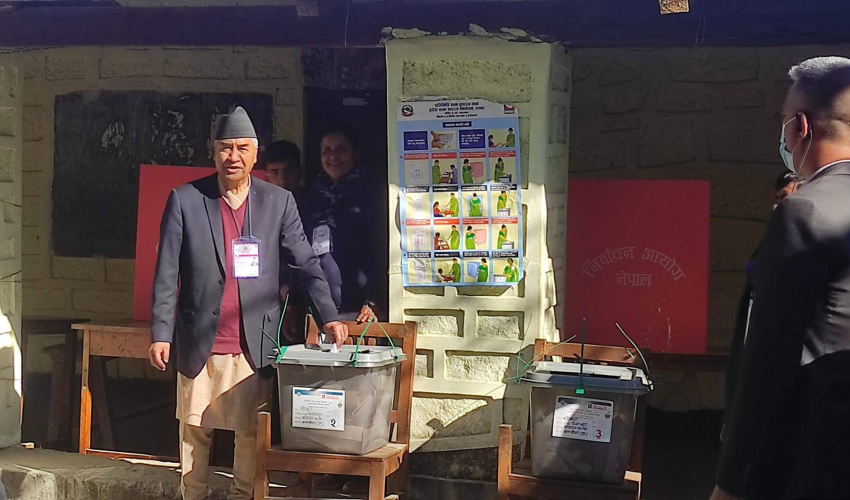 प्रधानमन्त्री देउवाले गरे रुवाखोला मतदान केन्द्रबाट मतदान