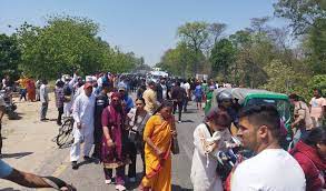 ,प्रहरीद्धारा अश्रुग्यास प्रहार  माग सम्बोधन नभएसम्म शव नउठाउने अडान
