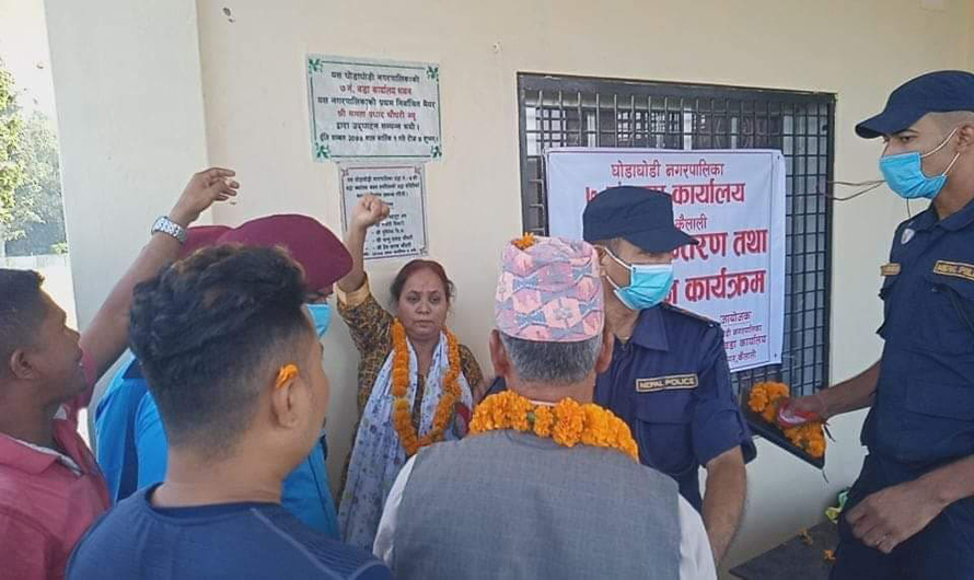 वडा कार्यालयको शिलालेखमा नाम नराखेको भन्दै उपमेयरद्धारा ढुंगा प्रहार